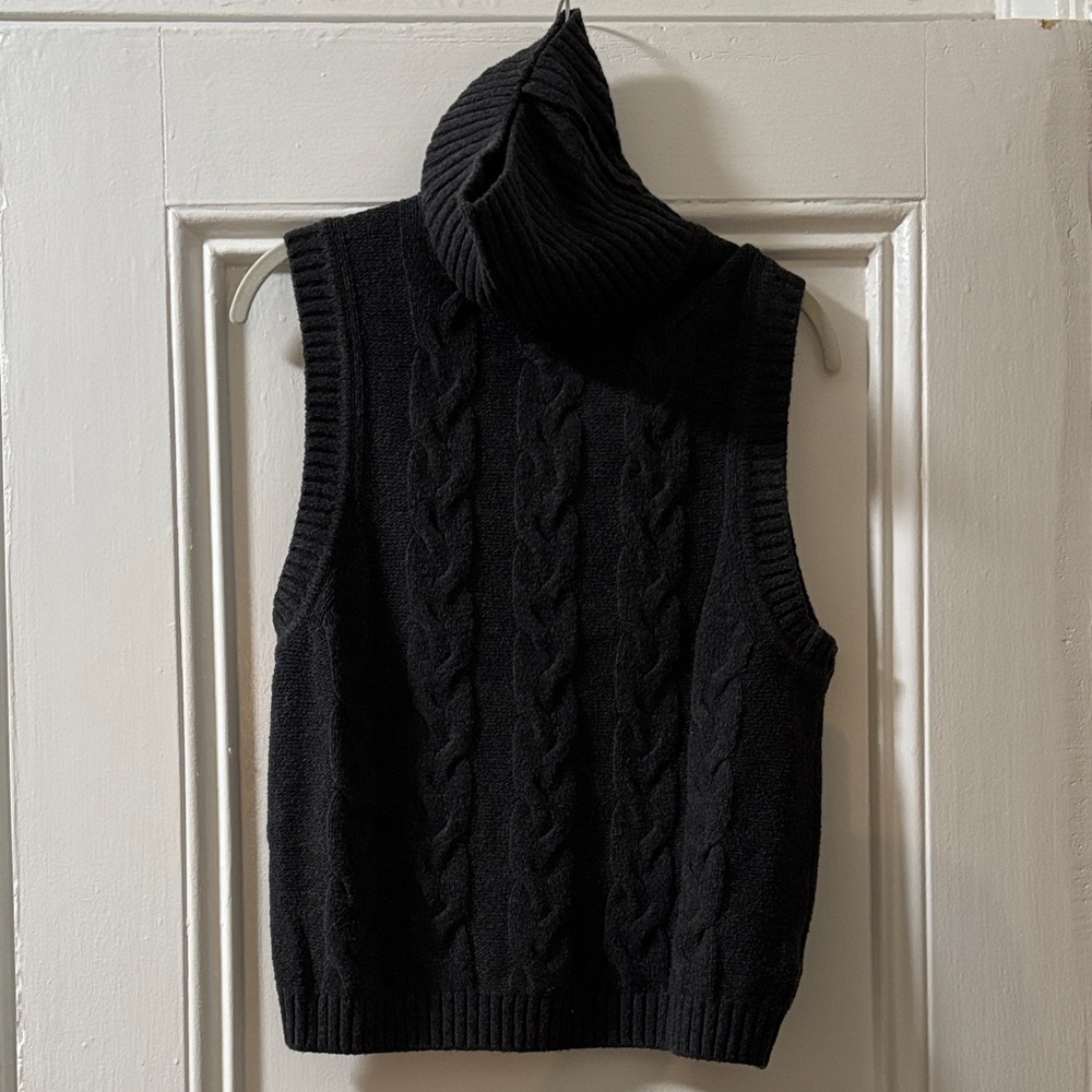 Sleeveless turtle neck sweater